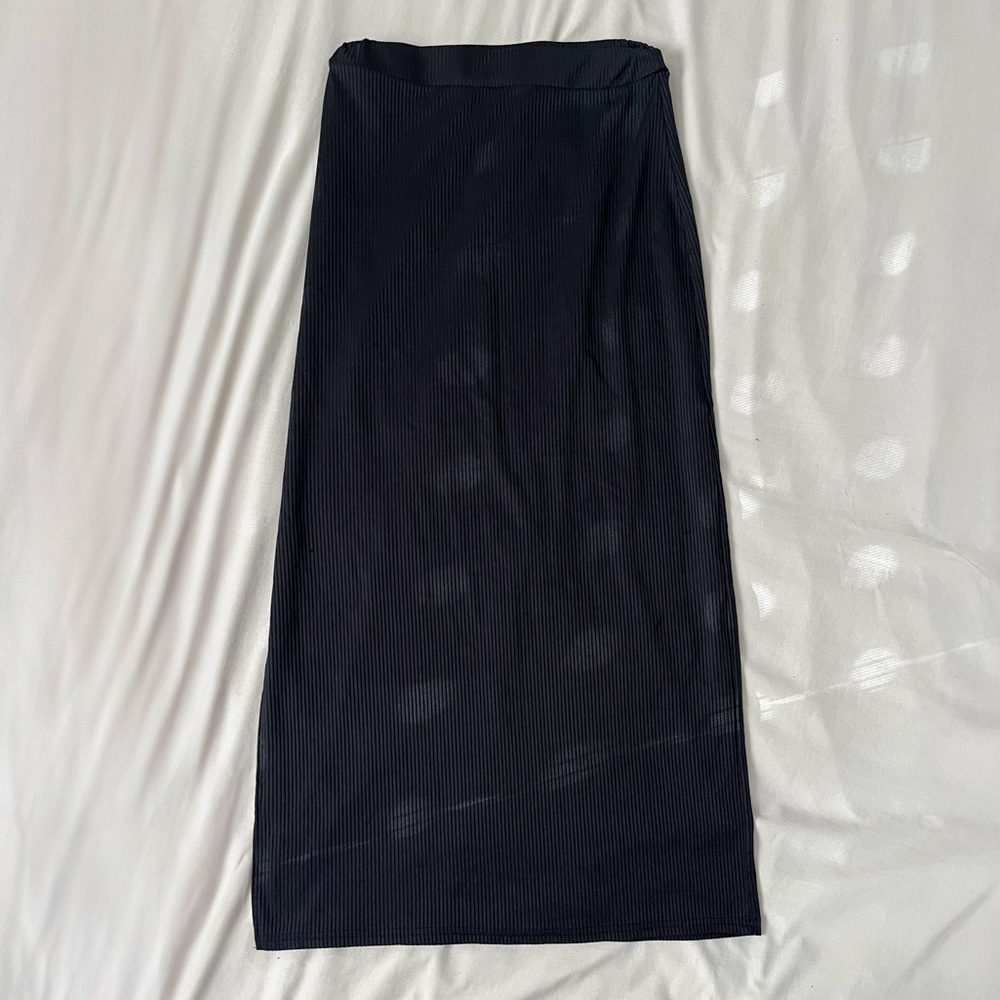 Form-Fitting Black Maxi Skirt